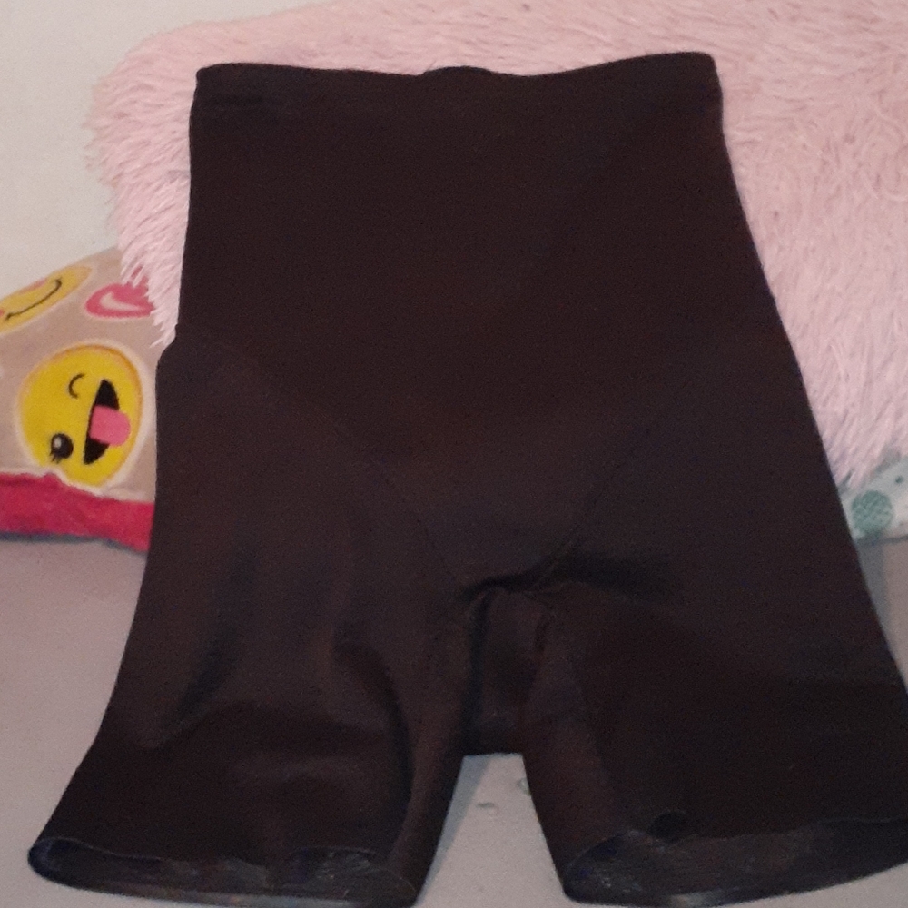 Body shaping under garment for skirts and dresses